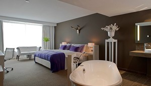 Komfortzimmer mit Badewanne und Dusche