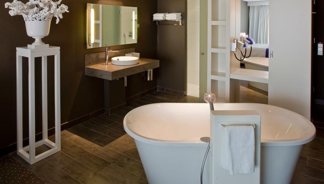 Comfort room with bath and shower Van der Valk hotel Apeldoorn - de Cantharel