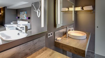 Comfort deluxe suite | gesloten badkamer | Van der Valk Hotel ... Comfort deluxe suite | gesloten badkamer | Van der Valk Hotel ...