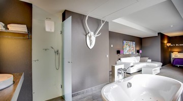 Comfort deluxe suite | gesloten badkamer | Van der Valk Hotel ... Comfort deluxe suite | gesloten badkamer | Van der Valk Hotel ...